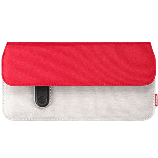 фото Чехол SwitchEasy PowerPACK для Nintendo Switch. Имеется разъем для зарядного кабеля. Материал канвас. Цвет красный/серый.