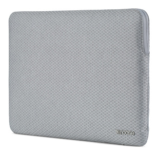 Чехол Incase Slim Sleeve with Diamond Ripstop для ноутбуков MacBook Pro 13&quot; Retina 2016. Материал полиэстер. Цвет серый.
Incase Slim Sleeve with Diamond Ripstop for MacBook Pro 13&quot; Retina 2016 - Cool Gray